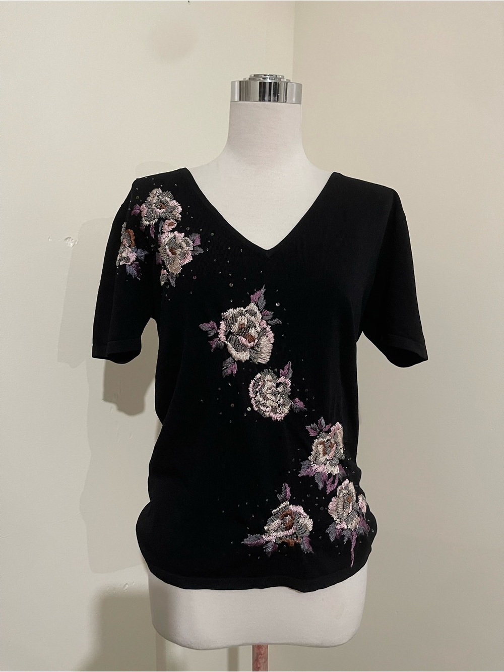 Embroidered Floral V-Neck Short Sleeve Top in Black
